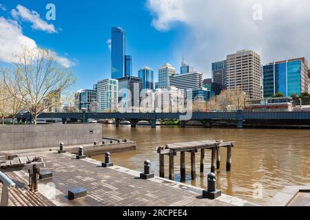 Melbourne, Australia - 28 settembre 2010: Fiume Yarra e Melbourne northbank. Tour del molo delle barche e del Sandridge Bridge che collegano la sponda nord e sud. Foto Stock