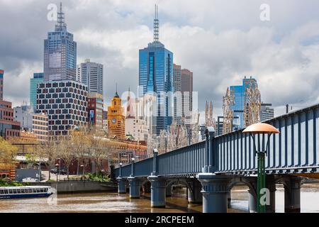 Melbourne, Australia - 28 settembre 2010: Fiume Yarra e Melbourne northbank. Sandridge Bridge in direzione della stazione ferroviaria di Flinders Street. Foto Stock