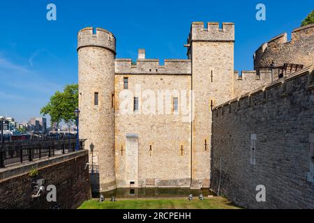 Londra, Regno Unito - 5 maggio 2011 : Torre di Londra. Mura esterne e torrette del castello storico e della prigione. Foto Stock