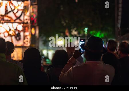 Kaiserslautern, Germania. 15 luglio 2023. Il pubblico guarda lo spettacolo dal vivo "Gauguin's Turtle" a Stiftsplatz (piazza). Tre giorni di spettacoli teatrali e musicali di strada forniti da 200 artisti internazionali nel centro della città di Kaiserslautern - giorno 2. Credito: Gustav Zygmund/Alamy News Foto Stock