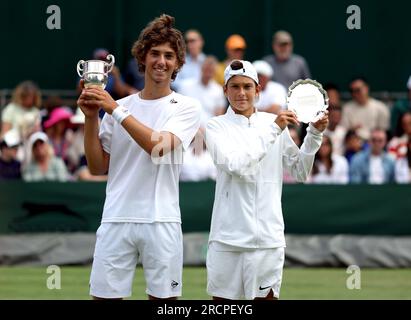 Mark Ceban festeggia con il trofeo dopo la finale di singolare Boys 14 & Under contro Svit Suljic (a destra) il giorno quattordicesimo dei Campionati di Wimbledon 2023 all'All England Lawn Tennis and Croquet Club di Wimbledon. Data foto: Domenica 16 luglio 2023. Foto Stock