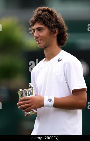 Mark Ceban festeggia con il trofeo dopo la finale di singolare Boys 14 & Under il giorno quattordicesimo dei Campionati di Wimbledon 2023 presso l'All England Lawn Tennis and Croquet Club di Wimbledon. Data foto: Domenica 16 luglio 2023. Foto Stock