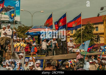 I sostenitori di Sam Rainsy durante una manifestazione politica prima delle elezioni nazionali del 2013. Phnom Penh, Cambogia. © Kraig Lieb Foto Stock