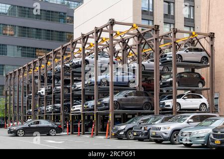 New York City, USA-maggio 2022; veduta del sistema di parcheggio per impilatori multilivello che ripone i veicoli su piattaforme che possono essere sollevate, abbassate e mescolate, Foto Stock