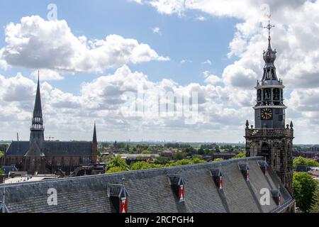 Gouda, Paesi Bassi-giugno 2022; vista sul tetto con il campanile della chiesa di San Giovanni e sulla sinistra Gouwekerk (ex Sint-Jozefkerk) con sk Foto Stock