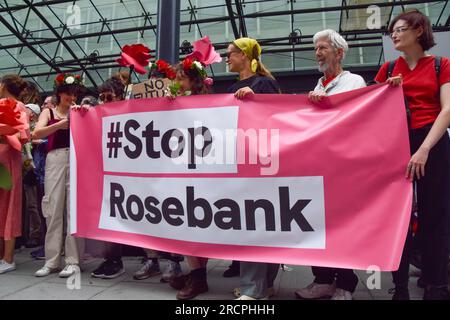 Londra, Regno Unito. 15 luglio 2023. I manifestanti tengono uno striscione "Stop Rosebank" durante la manifestazione all'esterno del Dipartimento per la sicurezza energetica e Net Zero. Gli attivisti climatici si sono riuniti fuori dal Dipartimento per la sicurezza energetica e Net Zero e hanno marciato verso gli uffici della società energetica Equinor, che gestisce Rosebank, in segno di protesta contro il giacimento di petrolio e gas nel Mare del Nord. Credito: SOPA Images Limited/Alamy Live News Foto Stock