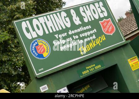 Banche di abbigliamento e calzature dell'esercito della salvezza per donazioni di abiti indesiderati a beneficenza, Hook, Inghilterra. Concetto: Donare in beneficenza Foto Stock