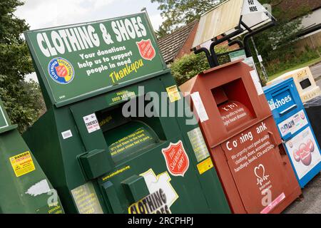 Banche di abbigliamento e calzature dell'esercito della salvezza per donazioni di abiti indesiderati a beneficenza, Hook, Inghilterra. Concetto: Donare in beneficenza Foto Stock