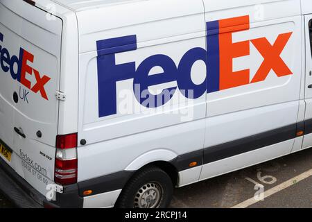 Furgone per consegne FedEx bianco con logo FedEx e livrea parcheggiata di fronte a una casa in Inghilterra. Tema: Spedizioni b2b, consegna espressa, consegna pacchi Foto Stock