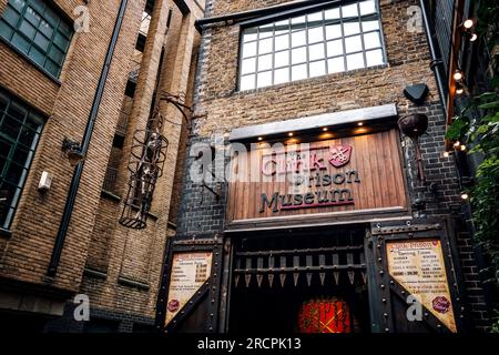 Londra, Regno Unito - 6 giugno 2023: L'ingresso al Clink Prison Museum sulla Southbank a Southwark. Costruito sul sito del Clink originale, il più antico Foto Stock
