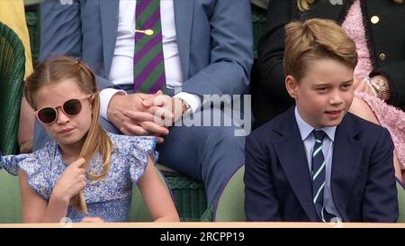 PIC Shows: Wimbledon Novak Djokovic V Carlos Alcaraz nei singoli maschili finali il principe George sembrava intento mentre la principessa Charlotte l'aveva stravolta nervosamente Foto Stock