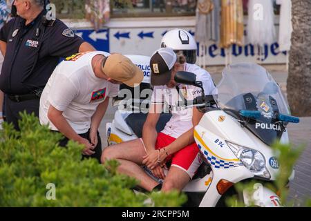 Spettacoli PIC: Palma, l'uomo di Maiorca macchiato di sangue è seduto su una bici della polizia e aspetta un'ambulanza vicino al Mega Park di Palma gruppi di Foto Stock