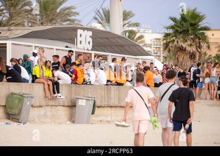 Spettacoli PIC: Palma, Maiorca gruppi di giovani siedono sulla parete di fronte al Mega Park, 24 ore al club. Alcuni hanno bevuto troppo gruppi di y Foto Stock