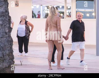 Spettacoli PIC: Palma, Maiorca vestita per il clima estremamente caldo. Gruppi di giovani spesso provenienti da Regno Unito Francia e Germania affollano il resort per party ov Foto Stock