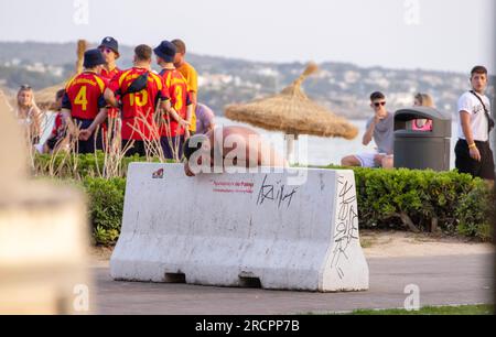 Spettacoli PIC: Palma, Maiorca Heat esaurimento ha lasciato alcuni spavalzi lottando per sbirciare altri semplicemente aveva troppo alcol gruppi di giovani spesso dal Regno Unito p. Foto Stock