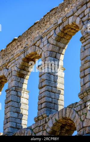 Segovia, Spagna - 11 febbraio 2023: Acquedotto romano. Design architettonico di colonne e archi su un cielo azzurro durante una giornata di sole. Foto Stock