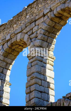 Segovia, Spagna - 11 febbraio 2023: Acquedotto romano. Design architettonico di colonne e archi su un cielo azzurro durante una giornata di sole. Foto Stock