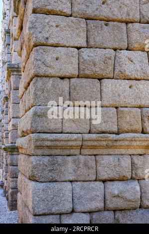 Segovia, Spagna - 11 febbraio 2023: Acquedotto romano. Primo piano delle pietre medievali che fanno parte del supporto o della base. Sono dotati di piccoli fori utilizzati f Foto Stock