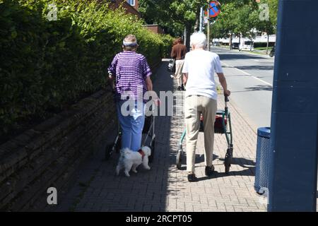 16 giugno 2023/anziani con camminatore a Kastrup nella capitale danese Copenaghen Danimarca. (Foto.Francis Dean/Dean Pictures) Foto Stock