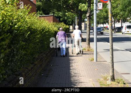 16 giugno 2023/anziani con camminatore a Kastrup nella capitale danese Copenaghen Danimarca. (Foto.Francis Dean/Dean Pictures) Foto Stock