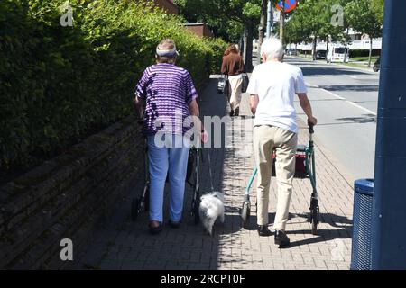 16 giugno 2023/anziani con camminatore a Kastrup nella capitale danese Copenaghen Danimarca. (Foto.Francis Dean/Dean Pictures) Foto Stock