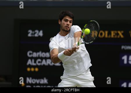 Londra, Regno Unito. 16 luglio 2023; All England Lawn Tennis and Croquet Club, Londra, Inghilterra: Torneo di tennis di Wimbledon; finale di singolare maschile sul campo centrale: Carlos Alcaraz sotto la pressione di Novak Djokovic mentre Djokovic prende il primo posto nel set 1 Credit: Action Plus Sports Images/Alamy Live News Foto Stock