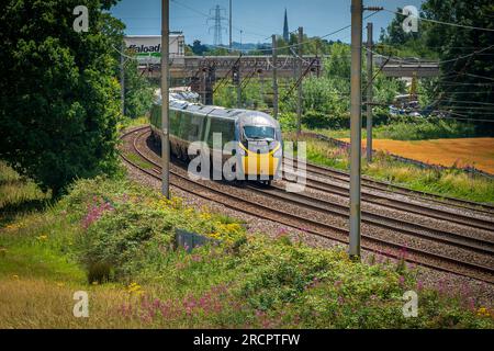 Treno inclinabile Avanti Pendolino che circonda una curva. Foto Stock