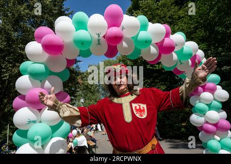Neubrandenburg, Germania. 16 luglio 2023. In occasione dell'anniversario della città di 775 anni di Neubrandenburg, personaggi storici della città come il fondatore della città Herbord von Raven camminano davanti a un tavolo. Su una lunghezza di 775 metri, dal padiglione del ghiaccio al municipio, il più lungo tavolo festivo di Neubrandenburg è allestito lo stesso giorno. Dalle 14:00 alle 18:00, tutte le persone sono invitate a sedersi ai tavoli con il loro cestino da picnic, a conversare tra loro o a passeggiare lungo il percorso. Crediti: Stefan Sauer/dpa/Alamy Live News Foto Stock