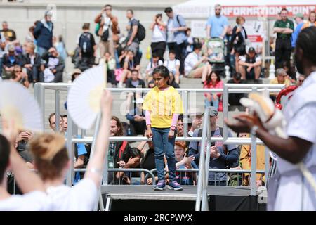 Londra, Regno Unito. 16 luglio 2023. Il ChessFest, una celebrazione annuale dell'iconico gioco, si svolge a Trafalgar Square. Il più grande evento di scacchi di un giorno del Regno Unito è rivolto a chiunque ami o voglia imparare gli scacchi ed è completamente gratuito. Il Chess Fest di quest'anno include un set di scacchi vivente con 32 attori che assumono il ruolo dei pezzi. Credito: Waldemar Sikora / Alamy Live News Foto Stock