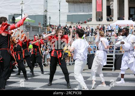 Londra, Regno Unito. 16 luglio 2023. Il ChessFest, una celebrazione annuale dell'iconico gioco, si svolge a Trafalgar Square. Il più grande evento di scacchi di un giorno del Regno Unito è rivolto a chiunque ami o voglia imparare gli scacchi ed è completamente gratuito. Il Chess Fest di quest'anno include un set di scacchi vivente con 32 attori che assumono il ruolo dei pezzi. Credito: Waldemar Sikora / Alamy Live News Foto Stock