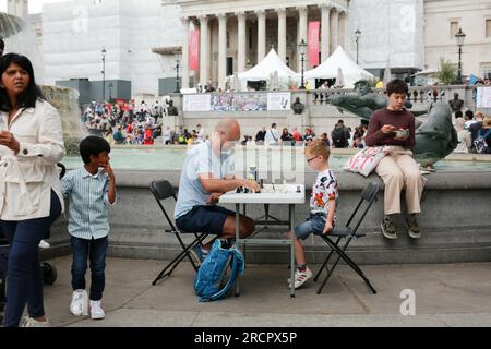 Londra, Regno Unito. 16 luglio 2023. Il ChessFest, una celebrazione annuale dell'iconico gioco, si svolge a Trafalgar Square. Il più grande evento di scacchi di un giorno del Regno Unito è rivolto a chiunque ami o voglia imparare gli scacchi ed è completamente gratuito. Il Chess Fest di quest'anno include un set di scacchi vivente con 32 attori che assumono il ruolo dei pezzi. Credito: Waldemar Sikora / Alamy Live News Foto Stock