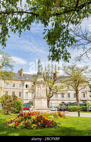 Statue et Place Saint-Bernard à Dijon au printemps avec des fleurs. Foto Stock