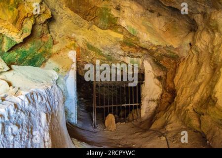 Ingresso alla grotta Zoodochos Pigi. La sorgente naturale nella grotta è l'unica fonte di acqua dolce sull'isola di Santorini. Grecia Foto Stock