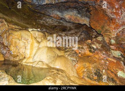 La sorgente naturale nella grotta Zoodochos Pigi, l'unica fonte di acqua dolce sull'isola di Santorini. La grotta presenta stalattiti e stalagmiti. Foto Stock