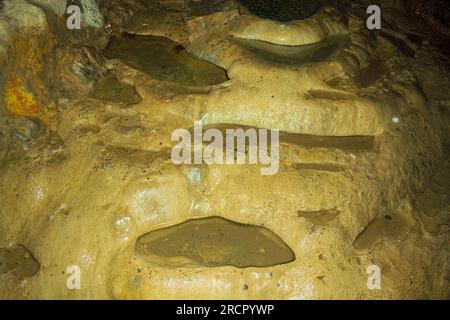 La sorgente naturale nella grotta Zoodochos Pigi, l'unica fonte di acqua dolce sull'isola di Santorini. La grotta presenta stalattiti e stalagmiti. Foto Stock