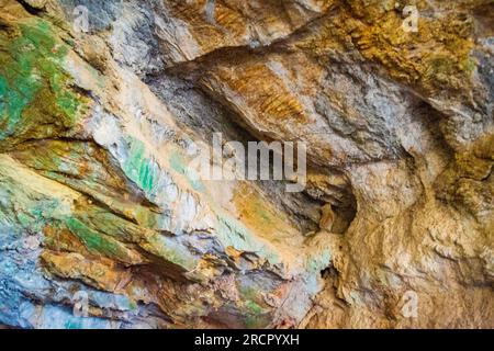 Pietre colorate della grotta Zoodochos Pigi. La sorgente naturale nella grotta è l'unica fonte di acqua dolce sull'isola di Santorini. Grecia Foto Stock