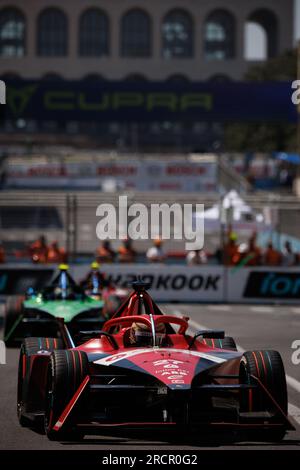 Roma, Italia. 15 luglio 2023. La Formula e gareggia in gara 1 durante la Formula e 2023 di Roma e-Prix sul circuito di Roma EUR. In questa foto, l'iconico edificio EUR 'Palazzo della Civiltà Italiana', conosciuto anche come Colosseo quadrato è visibile sullo sfondo. (Foto di Gabriele Pallai/Pacific Press) Credit: Pacific Press Media Production Corp./Alamy Live News Foto Stock