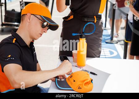 Roma, Italia. 16 luglio 2023. Jake Hughes firma autografi alla formula e, e prix Rome 2023 (foto di Gabriele Pallai/Pacific Press) Credit: Pacific Press Media Production Corp./Alamy Live News Foto Stock