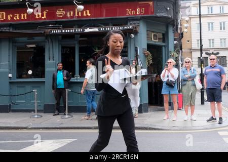 Soho, Londra, Regno Unito. 16 luglio 2023. La Soho Waiters Race. Crediti: Matthew Chattle/Alamy Live News Foto Stock