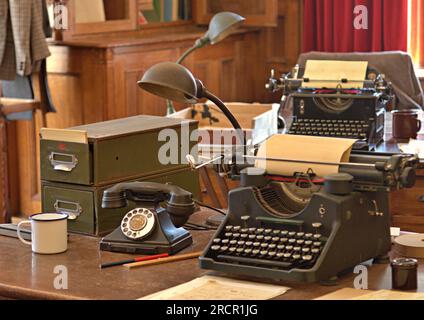 ufficio in tempo di guerra degli anni '1940 con funzioni d'epoca Foto Stock