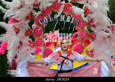 Edimburgo Scozia, Regno Unito 16 luglio 2023. Il carnevale del Festival di Edimburgo 2023 si svolge a Price Street Gardens come parte del Festival del Jazz e del Blues, mettendo in scena un'esibizione multiculturale di costumi, danza e musica. credit sst/alamy live news Foto Stock