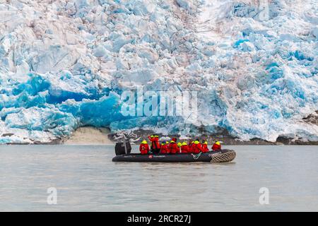 I turisti in zodiaco potranno ammirare da vicino il ghiacciaio di Kvanefjord, Groenlandia, a luglio Foto Stock
