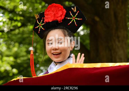 Edimburgo Scozia, Regno Unito 16 luglio 2023. Il carnevale del Festival di Edimburgo 2023 si svolge a Price Street Gardens come parte del Festival del Jazz e del Blues, mettendo in scena un'esibizione multiculturale di costumi, danza e musica. credit sst/alamy live news Foto Stock