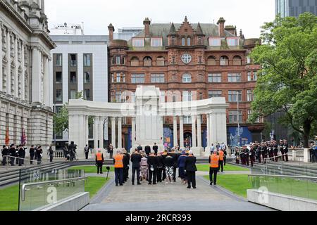 Orangemen al cenotafio di Belfast il 12 luglio Foto Stock