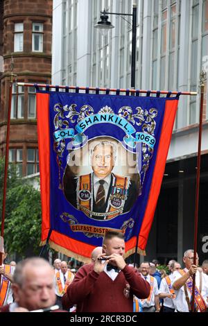 LOL Shankill 1069 Banner sulla 2023 Orange Walk a Belfast Foto Stock