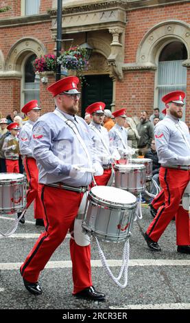 Figli dell'Ulster Shankill che marciano a Belfast Foto Stock