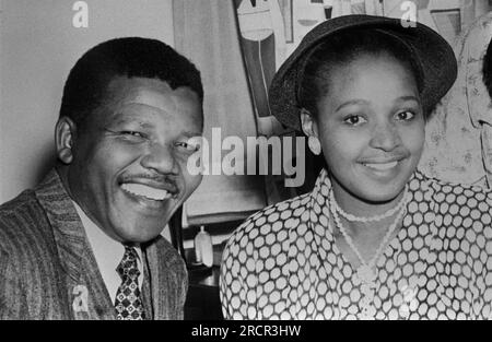 FOTO DELL'ARCHIVIO: Nelson MANDELA avrebbe avuto 105 anni il 18 luglio 2023, Nelson (Rolihlahla Dalibhunga) MANDELA (RSA), combattente anti-apartheid, combattente per la libertà, con moglie, signorina Winnie, Ritratto a mezza lunghezza, entrambi guardando la fotocamera sorridente, formato orizzontale; foto in bianco e nero è stata scattata nel 1958; ulteriori informazioni non sono disponibili; ?Sven Simon # Princess-Luise-Str. 41 # 45479 M uelheim/R uhr # tel. 0208/9413250#fax. 0208/9413260 # conto 1428150 Commerzbank Essen BLZ 36040039 # www.SvenSimon.net. Foto Stock