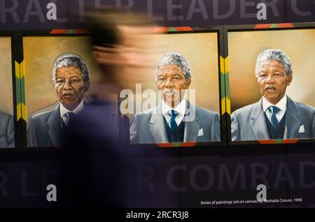 FOTO DI ARCHIVIO: Nelson MANDELA avrebbe avuto 105 anni il 18 luglio 2023, dipinti di Mandela, generale, Feature, Mostra speciale sulla vita di Nelson Rolihlahla Mandela, Museo dell'Apartheid a Johannesburg in occasione della Coppa del mondo di calcio 02.07.2010 2010 in Sudafrica dall'11.06. - 11.07.2010 ?Sven Simon # Princess-Luise-Str. 41 # 45479 M uelheim/R uhr # Tel. 0208/9413250 # Fax. 0208/9413260 # account 244 293 433 GLS Bank # account 4030 025 100 # BLZ 430 609 67 # e-mail: svensimon@t-online.de #www.SvenSimon.net. Foto Stock