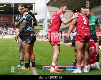 Ricky Leutele di Leigh Leopards festeggia con Josh Charnley (a sinistra) dopo la sua prova contro i Salford Red Devils durante il Betfred Super League match all'AJ Bell Stadium di Eccles. Data foto: Domenica 16 luglio 2023. Foto Stock