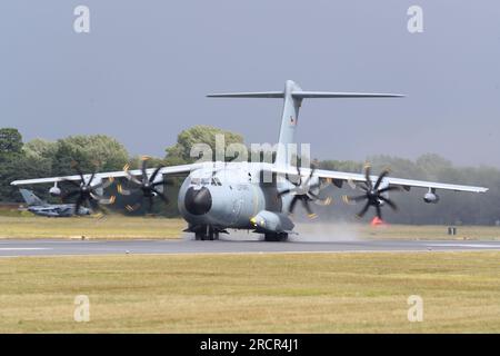 La Luftwaffe tedesca Airbus A400M decolla al RIAT 2023 presso RAF Fairford, Gloucestershire, Regno Unito Foto Stock
